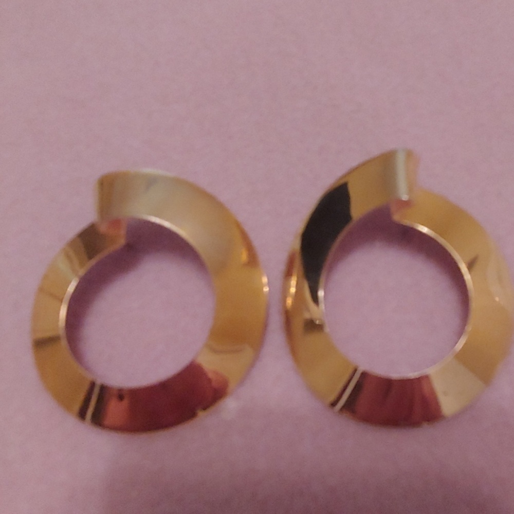 Golden earrings! Very beautiful! Stylish!